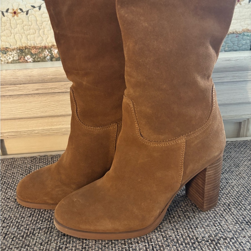 Super cute suede midi boot!